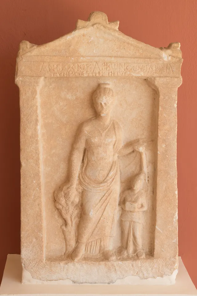 Estela funerária de uma mulher e um menino, em Erétria, arte grega do século IV a.C., foto de Jebulon